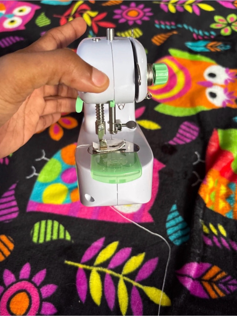 Singer Compact Handheld Sewing Machine - Picture 4 of 6